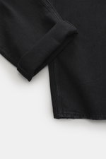 Golden Goose Jeans 'Skate' schwarz, Detailaufnahme von Umschlag am Bein, Denim aus reiner Baumwolle, weicher Griff, Used-Waschung, Loose Fit, Button-Fly, Five-Pocket-Stil, angedeutetes Patch mit Metall-Sternen.