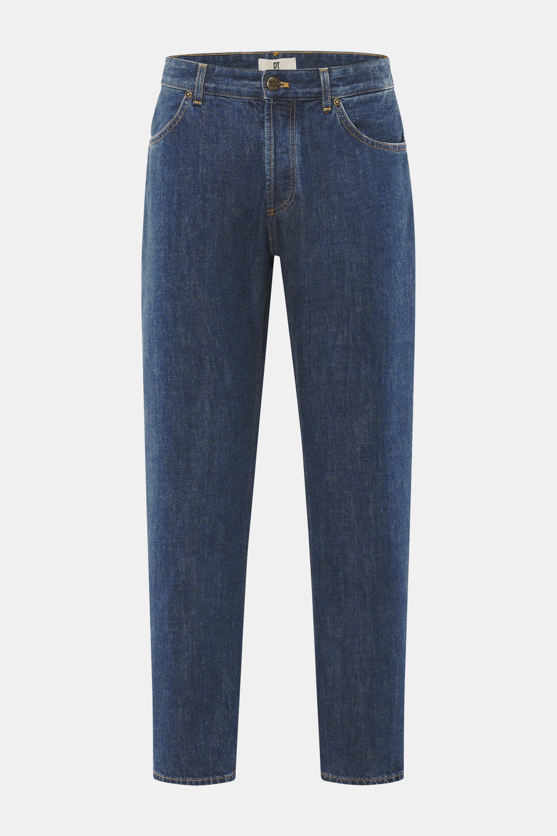 PT Torino Denim Jeans 'Barrel' dunkelblau, frontal aus mittlerer Höhe fotografiert, aus reinem Baumwoll-Denim, weicher Griff, Tapered Fit, gerader Schnitt, knöchellang, Button Fly, rückwärtiges Logo-Patch.