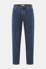 PT Torino Denim Jeans 'Barrel' dunkelblau, frontal aus mittlerer Höhe fotografiert, aus reinem Baumwoll-Denim, weicher Griff, Tapered Fit, gerader Schnitt, knöchellang, Button Fly, rückwärtiges Logo-Patch.