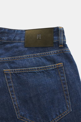 PT Torino Denim Jeans 'Barrel' dunkelblau, Detailaufnahme von rückwärtigem Logo-Patch, Denim aus reiner Baumwolle, weicher Griff, Tapered Fit, gerader Schnitt, knöchellang, Button Fly.