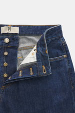 PT Torino Denim Jeans 'Barrel' dunkelblau mit Button Fly, Rückwärtigem Logo-Patch, Tapered Fit, geradem Schnitt, knöchellang, aus weichem, reiner Baumwolle Denim, Frontansicht.