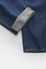 PT Torino Denim Jeans 'Barrel' dunkelblau im Detail von oben, Denim aus reiner Baumwolle, weicher Griff, Tapered Fit, gerader Schnitt, knöchellang, Button Fly, rückwärtiges Logo-Patch.