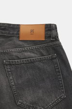 Rückansicht der PT Torino Denim Jeans 'Barrel' dunkelgrau, aus reinem Baumwoll-Denim mit weichem Griff, geradem, knöchellangem Tapered Fit, Button Fly und Logo-Patch.