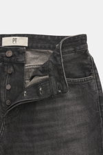 Nahaufnahme der PT Torino Denim Jeans 'Barrel' dunkelgrau mit offenem Button Fly, rückwärtigem Logo-Patch, geradem Schnitt, Tapered Fit, knöchellang, weichem Griff aus reiner Baumwolle, fotografiert von vorne.