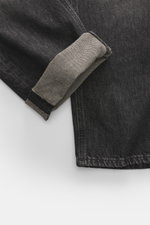 PT Torino Denim Jeans 'Barrel' dunkelgrau, Detailansicht vom Bein mit umgekrempeltem Saum, Denim aus reiner Baumwolle, weicher Griff, Tapered Fit, gerader Schnitt, knöchellang, Button Fly, rückwärtiges Logo-Patch.