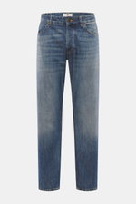 PT Torino Denim Jeans 'Barrel' rauchblau, frontale Nahaufnahme, Denim aus reiner Baumwolle, weicher Griff, Tapered Fit, gerader Schnitt, knöchellang, Button Fly, rückwärtiges Logo-Patch.