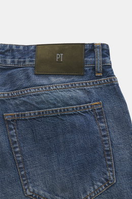 Nahaufnahme der rückwärtigen Ansicht der PT Torino Denim Jeans 'Barrel' rauchblau mit Logo-Patch, Denim aus reiner Baumwolle, weicher Griff, Tapered Fit, gerader Schnitt, knöchellang, Button Fly.