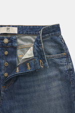 Nahaufnahme der geöffneten PT Torino Denim Jeans 'Barrel' rauchblau von oben, Denim aus reiner Baumwolle, weicher Griff, Tapered Fit, gerader Schnitt, knöchellang, Button Fly, rückwärtiges Logo-Patch.