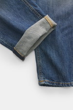 PT Torino Denim Jeans 'Barrel' rauchblau aus reiner Baumwolle, weicher Griff, Tapered Fit, gerader Schnitt, knöchellang, Button Fly, Logo-Patch, Detailaufnahme der Hose von oben.
