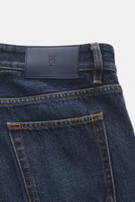 Nahaufnahme der Rückseite der PT Torino Denim Jeans 'Rebel Fit' dunkelblau mit Leather Patch, Five-Pocket-Stil, reine Baumwolle.