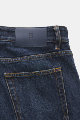 Nahaufnahme der Rückseite der PT Torino Denim Jeans 'Rebel Fit' dunkelblau mit Leather Patch, Five-Pocket-Stil, reine Baumwolle.