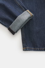 Nahaufnahme der PT Torino Denim Jeans 'Rebel Fit' dunkelblau, knöchellang, reine Baumwolle, leichte Griffigkeit, Button Fly, Five-Pocket-Stil, reguläre Oberschenkelweite, Rebel Fit, Leather Patch, Ansicht von unten mit aufgekrempeltem Saum.