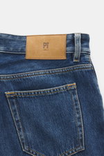 PT Torino Denim Jeans 'Rebel' graublau, Detailaufnahme von hinten oben mit Leder-Patch, Five-Pocket-Stil, Used-Finish, Button Fly, Denim aus Baumwolle.