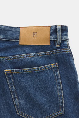 PT Torino Denim Jeans 'Rebel' graublau, Detailaufnahme von hinten oben mit Leder-Patch, Five-Pocket-Stil, Used-Finish, Button Fly, Denim aus Baumwolle.