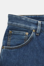 PT Torino Denim Jeans 'Rebel' graublau, Detailaufnahme der Fronttasche und Bund, authentischer Denim mit Used-Finish, Button Fly, Five-Pocket-Stil, aus reiner Baumwolle, weicher Griff, knöchellang, Tapered Fit.