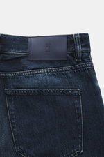PT Torino Denim Jeans 'Breakbeat' dunkelblau, Detailaufnahme Rückseite mit Lederpatch, Denim aus Baumwolle/Lyocell, Used-Waschung, Five-Pocket-Stil.
