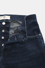 Nahaufnahme der geöffneten PT Torino Denim Jeans 'Breakbeat' dunkelblau mit Button Fly, authentischer Used-Waschung und Lederpatch, von oben fotografiert.