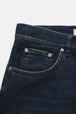 PT Torino Denim Jeans 'Breakbeat' dunkelblau, Detailaufnahme der Fronttasche und Bund, Denim aus Baumwolle/Lyocell, Used-Waschung, Button Fly.