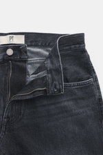 PT Torino Denim Jeans 'Breakbeat' dunkelgrau, Nahaufnahme von vorne mit offenem Zip Fly, Five-Pocket-Stil, Lederpatch, Slim Fit, Used-Waschung, reiner Baumwolle, weicher Griff, sehr schmal zulaufend.