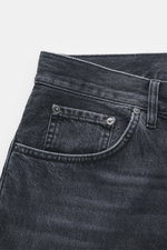 PT Torino Denim Jeans 'Breakbeat' dunkelgrau aus reiner Baumwolle, weicher Griff, Slim Fit, sehr schmal zulaufend, Zip Fly, Five-Pocket-Stil, Leather Patch, Nahaufnahme von Taschen und Bund.