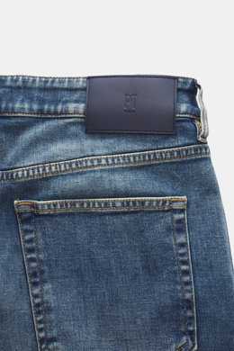 PT Torino Denim Jeans 'Indie' blau, Detailaufnahme von hinten oben, Used-Waschung, Leather Patch, Slim Fit, elastische Baumwolle, schmal zulaufend.
