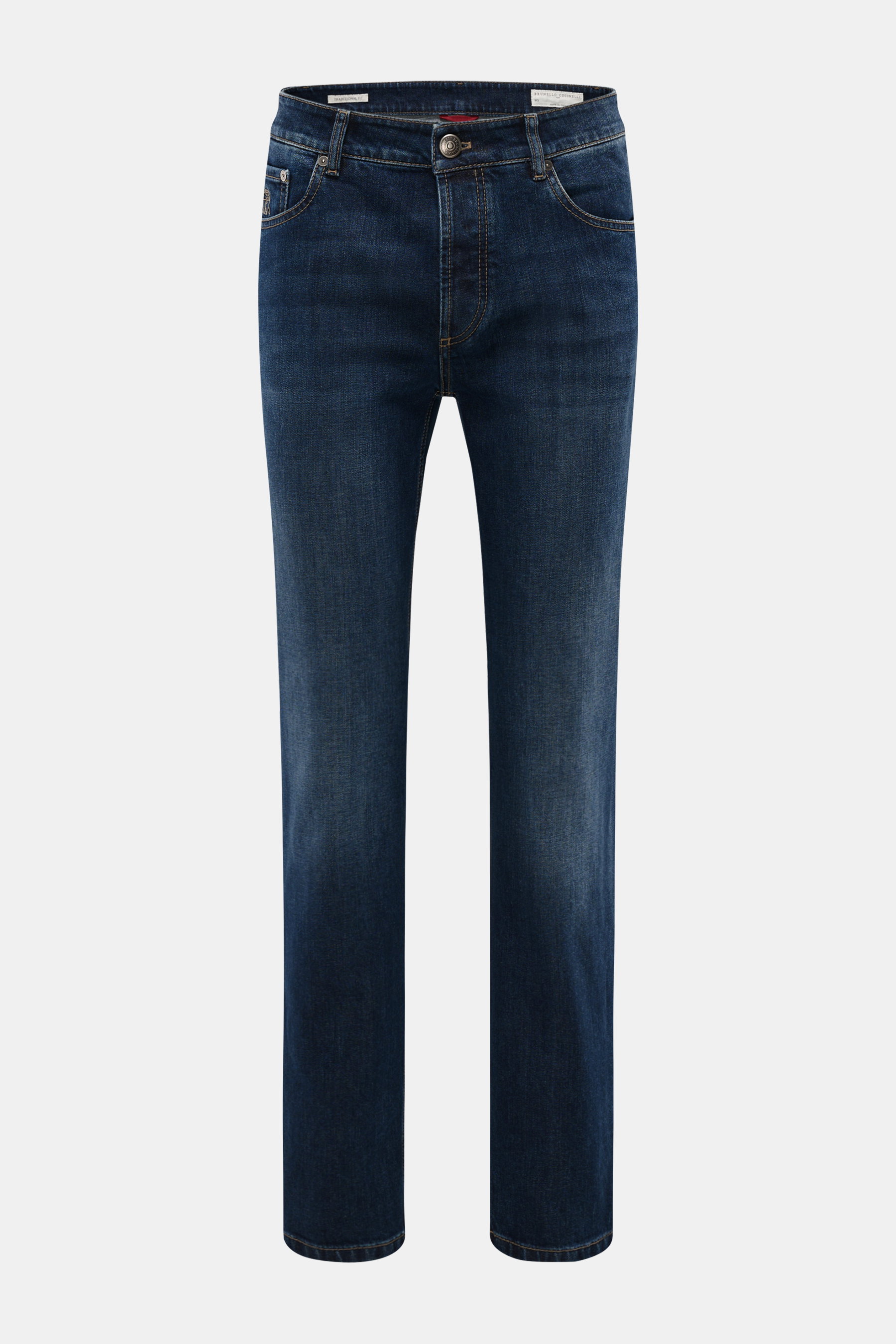 Frontansicht der graublauen Brunello Cucinelli Jeans 'Traditional Fit' aus leicht elastischem Denim mit softer Haptik, Used-Waschung, Button Fly, Five-Pocket-Stil, schmal zulaufend, Münztasche mit Logo-Stitching und Leather Patch.