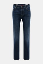 Frontansicht der graublauen Brunello Cucinelli Jeans 'Traditional Fit' aus leicht elastischem Denim mit softer Haptik, Used-Waschung, Button Fly, Five-Pocket-Stil, schmal zulaufend, Münztasche mit Logo-Stitching und Leather Patch.