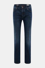 Frontansicht der graublauen Brunello Cucinelli Jeans 'Traditional Fit' aus leicht elastischem Denim mit softer Haptik, Used-Waschung, Button Fly, Five-Pocket-Stil, schmal zulaufend, Münztasche mit Logo-Stitching und Leather Patch.