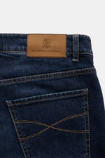 Brunello Cucinelli Jeans 'Traditional Fit' graublau, Rückansicht mit Leather Patch, Five-Pocket-Stil, Button Fly, leichter Used-Waschung, schmal zulaufend.