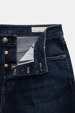 Brunello Cucinelli Jeans 'Traditional Fit' graublau, Detailaufnahme Front mit offenem Button Fly, Five-Pocket-Stil, leichter Used-Waschung, weicher Griff.