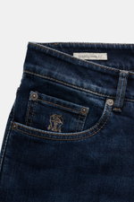 Brunello Cucinelli Jeans 'Traditional Fit' graublau, Detailaufnahme von oben, Five-Pocket-Stil, Button Fly, leichte Used-Waschung, Leather Patch.
