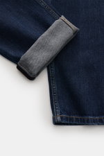Brunello Cucinelli Jeans 'Traditional Fit' graublau, Detailaufnahme von innen mit aufgekrempeltem Bein, leichter Used-Waschung, Button Fly, Five-Pocket-Stil, weicher Griff.