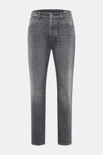 Brunello Cucinelli Jeans 'Leisure Fit' grau, frontale Nahaufnahme, Denim aus reiner Baumwolle, Used-Waschung, Tapered Fit, hoher Bund, knöchellang.