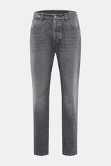 Brunello Cucinelli Jeans 'Leisure Fit' grau, frontale Nahaufnahme, Denim aus reiner Baumwolle, Used-Waschung, Tapered Fit, hoher Bund, knöchellang.