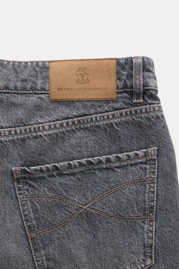 Nahaufnahme der Rückseite der Brunello Cucinelli Jeans 'Leisure Fit' grau mit Veloursleder Patch und Used-Waschung, hochwertiger Denim.