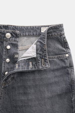 Brunello Cucinelli Jeans 'Leisure Fit' grau aus reiner Baumwolle, Used-Waschung, Button Fly, Five-Pocket-Stil, Detailansicht Vorderseite, hoher Bund.