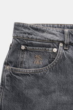 Nahaufnahme der Brunello Cucinelli Jeans 'Leisure Fit' grau von vorne oben, aus reinem Denim mit Used-Waschung, Five-Pocket-Stil, Logo-Münztasche.
