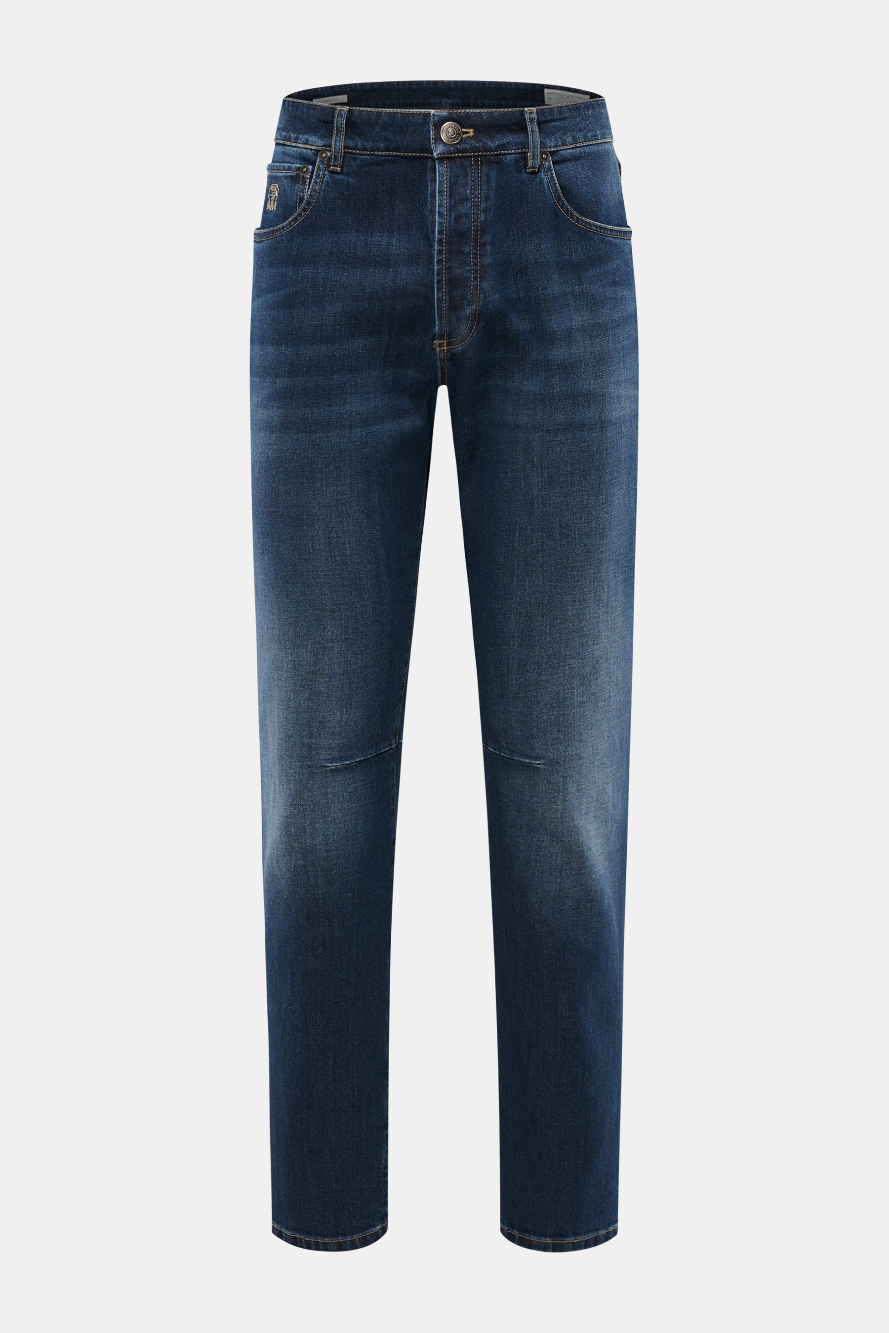 Frontansicht der graublauen Brunello Cucinelli Jeans 'Leisure Fit' aus reiner Baumwolle mit Used-Waschung, Tapered Fit, hohem Bund und Veloursleder Patch.