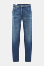 Incotex Jeans dunkelblau, frontal fotografiert, Denim aus reiner Baumwolle, leicht griffig, Tapered Fit, reguläre Oberschenkelweite, knöchellang, Five-Pocket-Stil, Button Fly, Leather Patch.