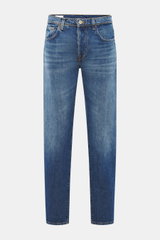 Incotex Jeans dunkelblau, frontal fotografiert, Denim aus reiner Baumwolle, leicht griffig, Tapered Fit, reguläre Oberschenkelweite, knöchellang, Five-Pocket-Stil, Button Fly, Leather Patch.