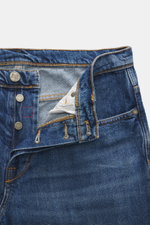 Incotex Jeans dunkelblau, Detailaufnahme von oben, Denim aus reiner Baumwolle, Five-Pocket-Stil, Button Fly, Leather Patch, Tapered Fit.
