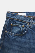 Incotex Jeans dunkelblau, Front nah, Denim aus reiner Baumwolle, Five-Pocket-Stil, Button Fly, Leather Patch, Tapered Fit, reguläre Oberschenkelweite, knöchellang, leicht schmal zulaufend, leicht griffige Haptik.