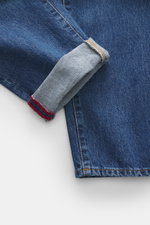 Incotex Jeans dunkelblau, Detailfoto von innen umgeschlagenem Hosenbein, Denim aus reiner Baumwolle, Five-Pocket-Stil, Button Fly, Leather Patch, Tapered Fit, reguläre Oberschenkelweite, knöchellang, leicht schmal zulaufend, leicht griffige Haptik.