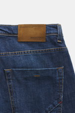 Incotex Jeans dunkelblau, close-up Rückansicht, Denim aus Baumwolle, leicht elastisch, griffig, Tapered Fit, reguläre Weite, knöchellang, Five-Pocket, Button Fly, Leather Patch.