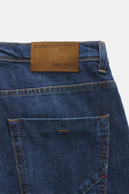 Incotex Jeans dunkelblau, close-up Rückansicht, Denim aus Baumwolle, leicht elastisch, griffig, Tapered Fit, reguläre Weite, knöchellang, Five-Pocket, Button Fly, Leather Patch.