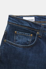 Nahaufnahme der Incotex Jeans dunkelblau aus Baumwolle, leicht elastisch mit Five-Pocket-Stil, Button Fly, Leather Patch, Tapered Fit, knöchellang.