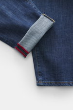 Incotex Jeans dunkelblau, Detailansicht vom Bein mit umgeschlagenem Saum, Denim aus Baumwolle, leicht elastisch, Tapered Fit.