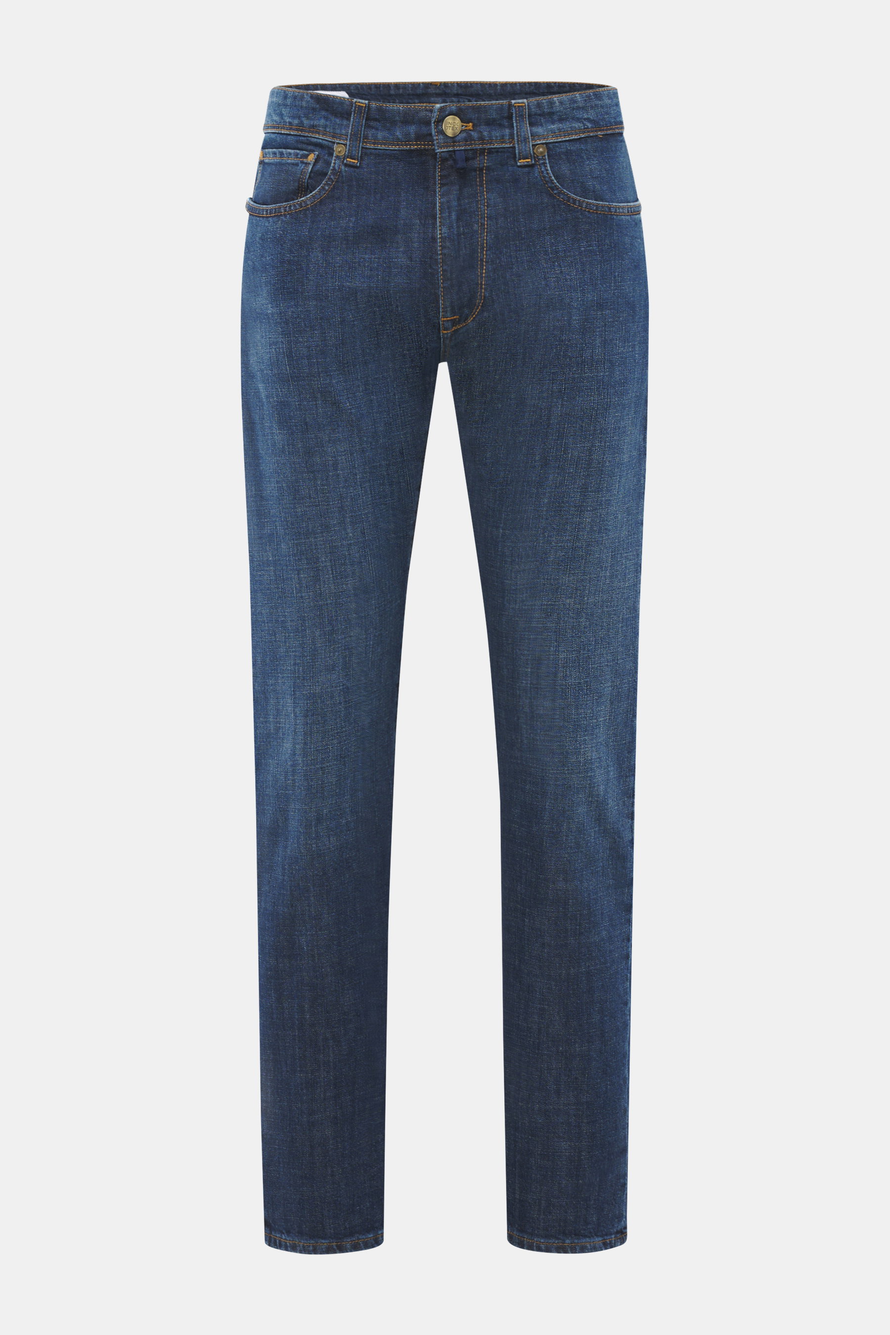 Incotex Jeans dunkelblau, frontal fotografiert, Slim Fit, Five-Pocket-Stil, Button Fly, Leather Patch, elastische Baumwolle, leicht schmal zulaufend, griffige Haptik.