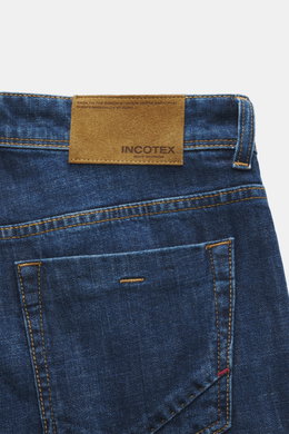 Incotex Jeans dunkelblau, Rückansicht mit Leather Patch, Five-Pocket-Stil, Slim Fit, elastischer Baumwolle, leicht schmal zulaufend, Button Fly.