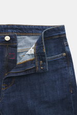 Incotex Jeans dunkelblau aus elastischer Baumwolle, Slim Fit, Five-Pocket-Stil, Button Fly, Leather Patch, leicht schmal, Detailaufnahme geöffnet.